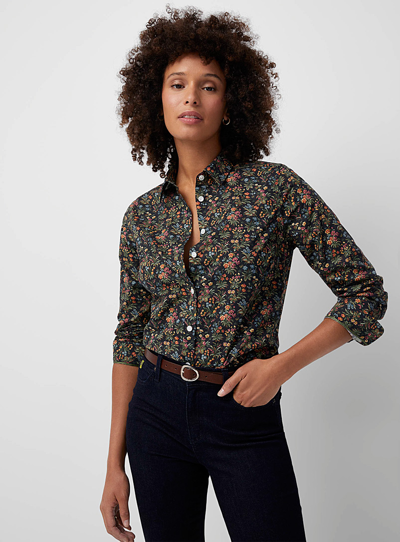 Contemporaine: La chemise soyeuse en fleurs Faite avec un tissu Liberty Bleu foncé pour femme