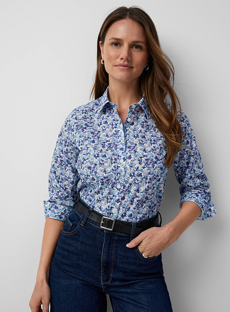 Contemporaine: La chemise soyeuse en fleurs Faite avec un tissu Liberty Bleu royal-saphir pour femme
