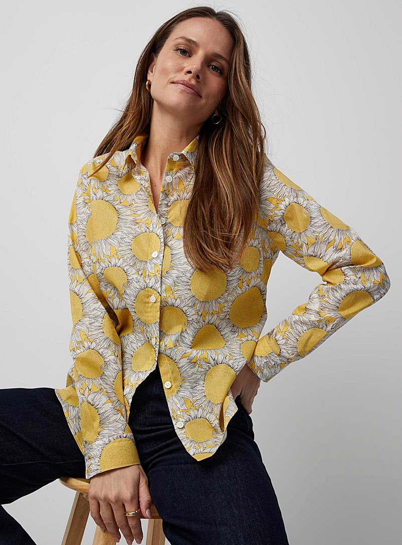 Contemporaine: La chemise soyeuse en fleurs Faite avec un tissu Liberty Jaune à motifs pour femme
