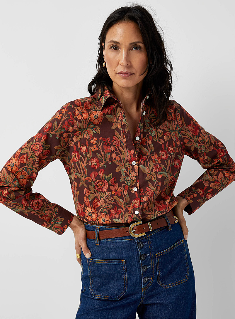 Contemporaine: La chemise soyeuse en fleurs Faite avec un tissu Liberty Brun à motifs pour femme