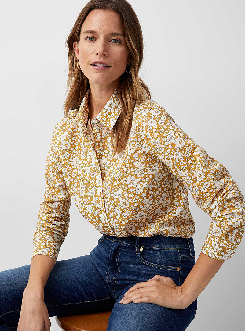 Contemporaine: La chemise soyeuse en fleurs Faite avec un tissu Liberty Jaune foncé pour femme