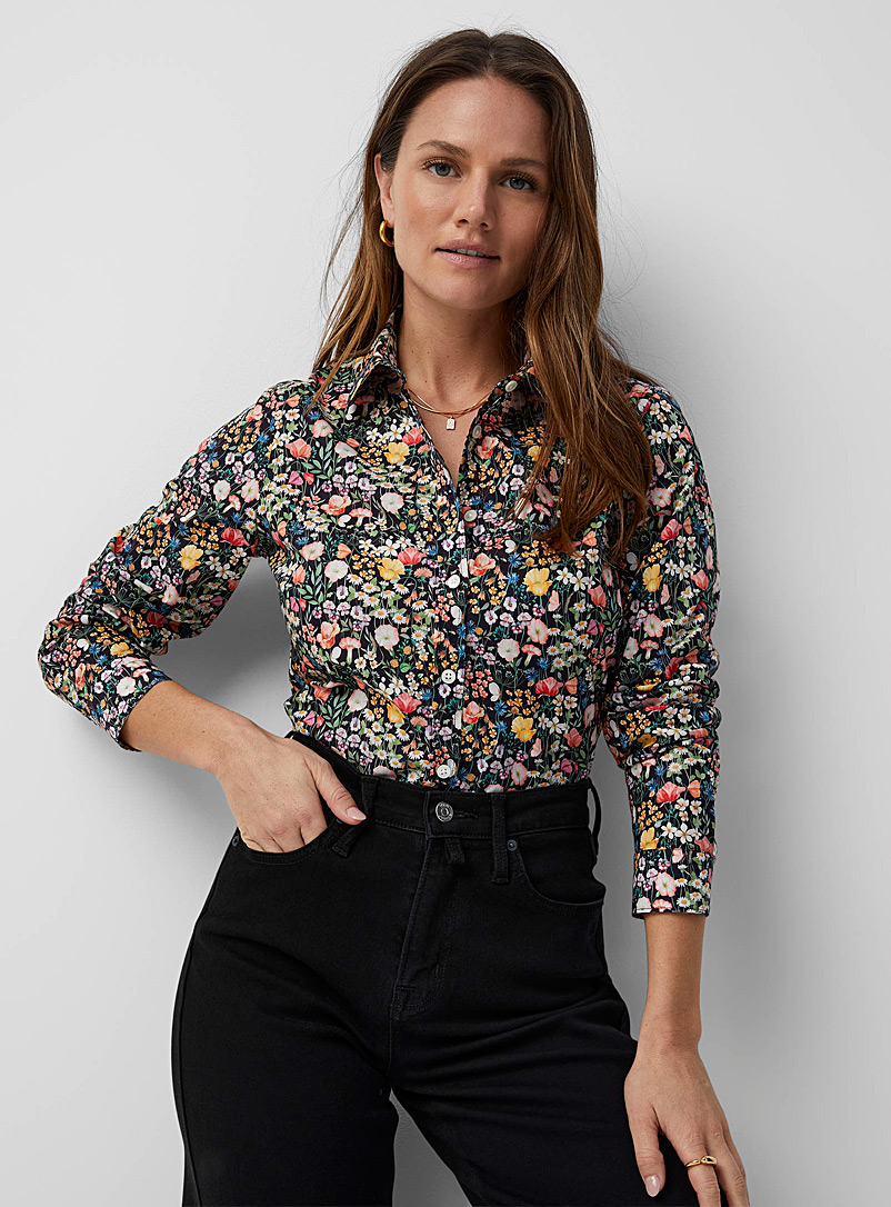 Contemporaine: La chemise soyeuse en fleurs Faite avec un tissu Liberty Noir à motifs pour femme