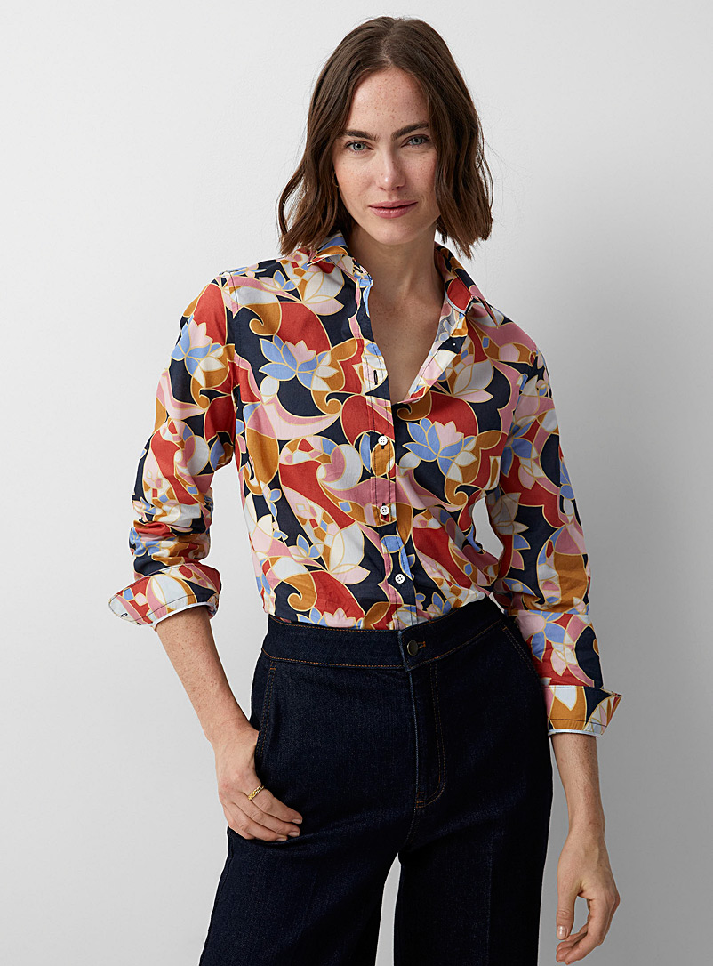 Contemporaine: La chemise soyeuse en fleurs Faite avec un tissu Liberty Orange foncé pour femme