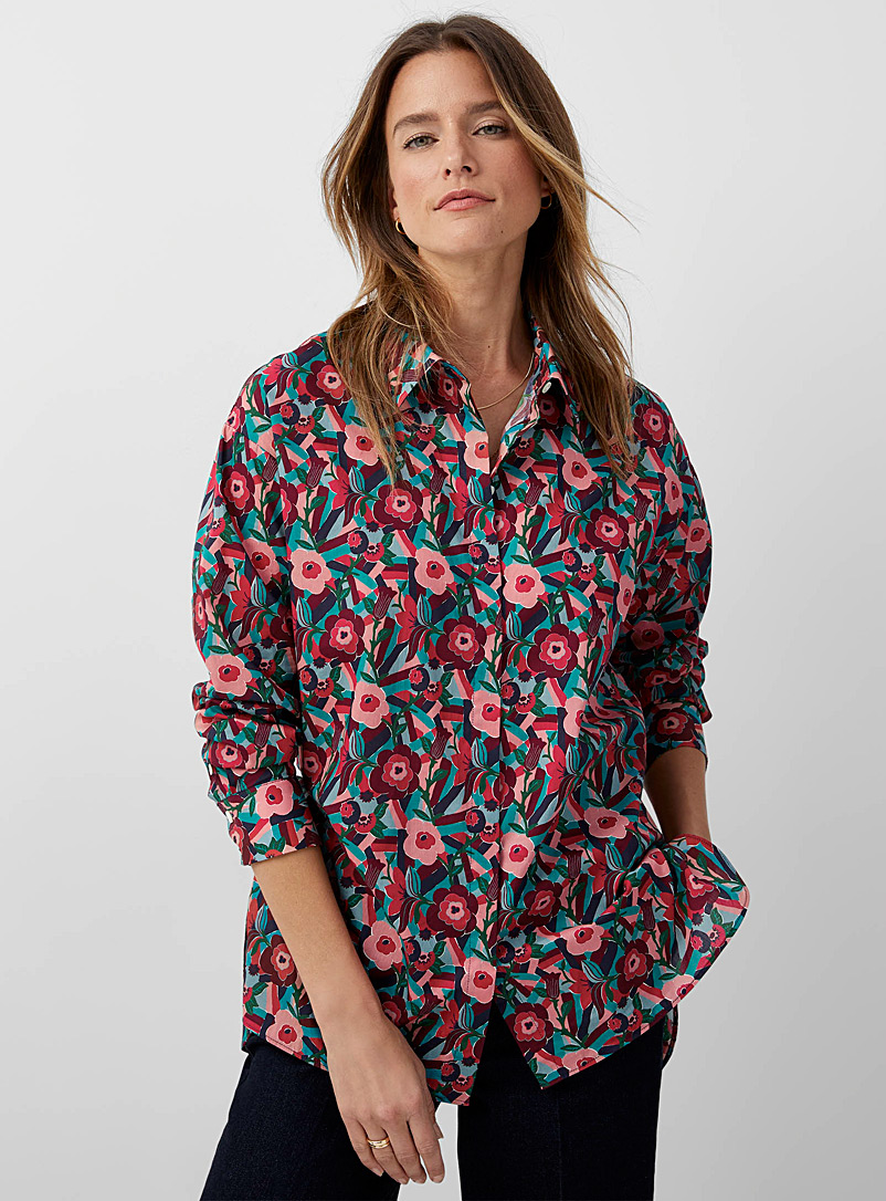 Contemporaine: La chemise surdimensionnée en fleurs Faite avec un tissu Liberty Bleu à motifs pour femme