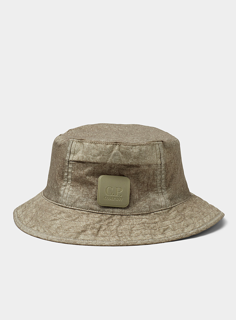 C.P. Company: Le chapeau pêcheur écusson signature Beige crème pour homme