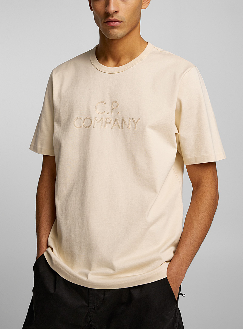 C.P. Company: Le t-shirt Twisted logo brodé Blanc cassé pour homme
