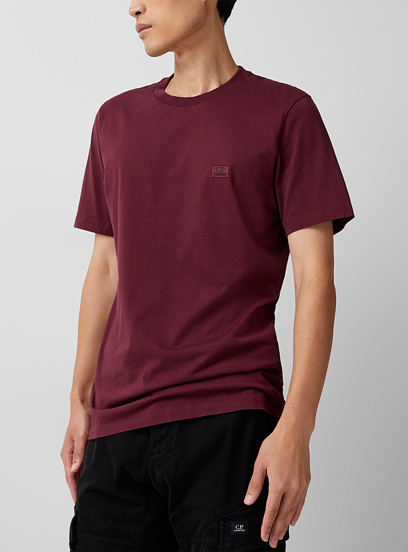 C.P. Company: Le t-shirt jersey 30/1 écusson logo Rouge foncé-vin-rubis pour homme