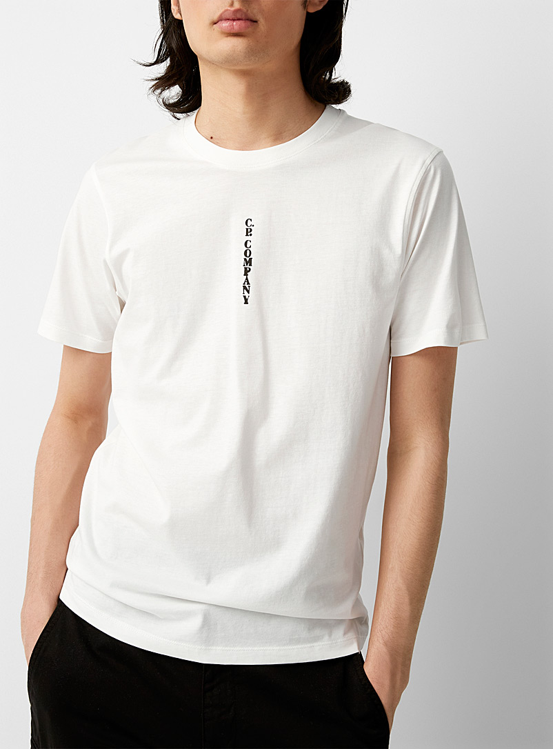 C.P. Company: Le t-shirt logo vertical Blanc pour homme