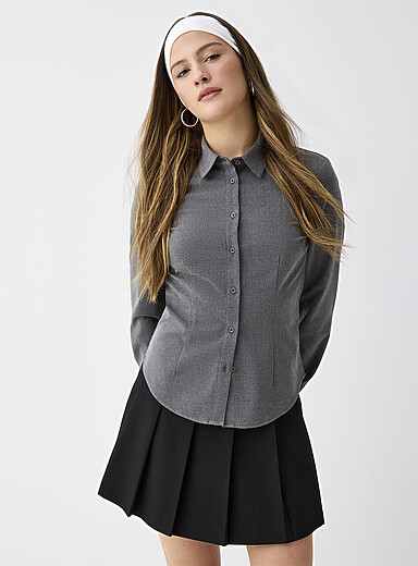 Twik: La chemise ajust&eacute;e cr&ecirc;pe extensible Charbon pour femme