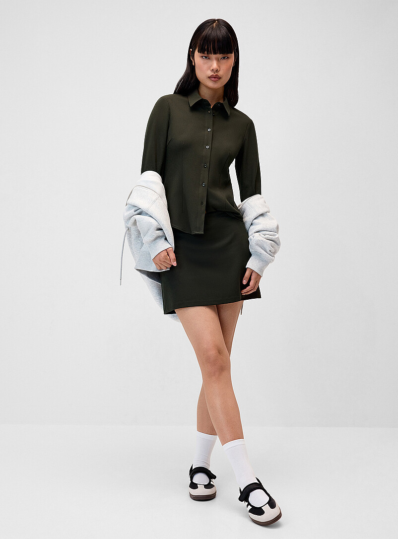Twik: La chemise ajust&eacute;e cr&ecirc;pe extensible Noir pour femme