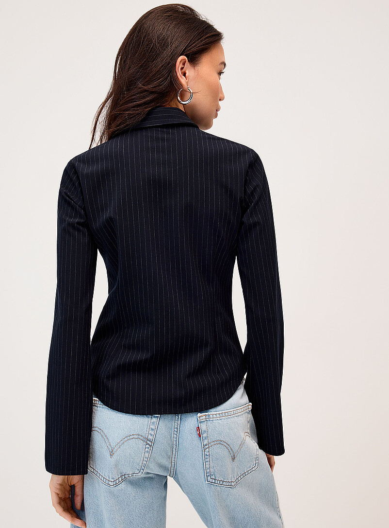 Twik: La chemise cintr&eacute;e imprim&eacute;e Noir &agrave; motifs pour femme