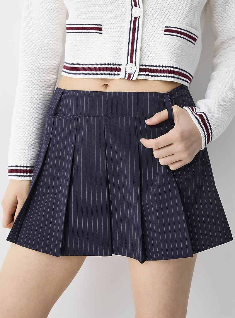 Twik: La jupe pliss&eacute;e habill&eacute;e passants de ceinture Noir pour femme