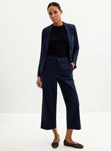Le pantacourt satin&eacute; extensible <b>Coupe : jambe large, taille haute</b>