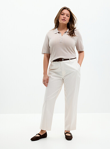 Le pantalon Universel satin&eacute; extensible <b>Coupe : jambe semi-ajust&eacute;e, taille mi-haute</b>
