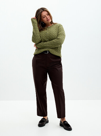Contemporaine: Le pantalon Universel satin&eacute; extensible <b>Coupe : jambe semi-ajust&eacute;e, taille mi-haute</b> Brun pour femme
