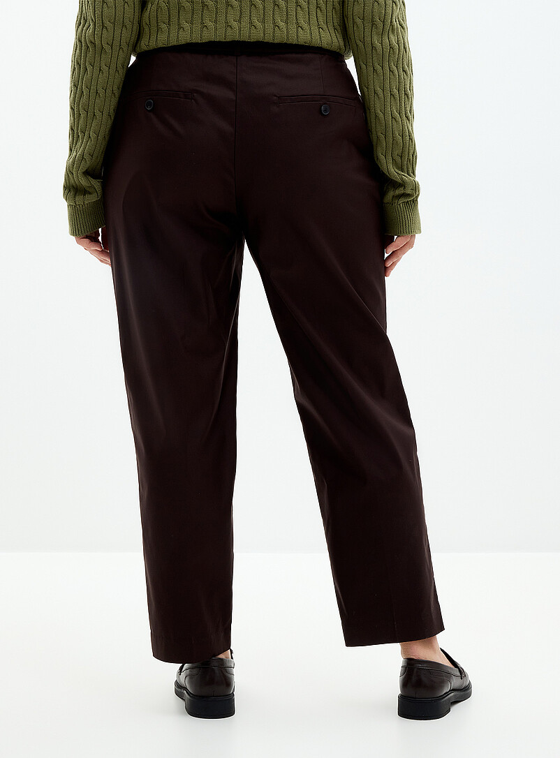Contemporaine: Le pantalon Universel satin&eacute; extensible <b>Coupe : jambe semi-ajust&eacute;e, taille mi-haute</b> Brun pour femme