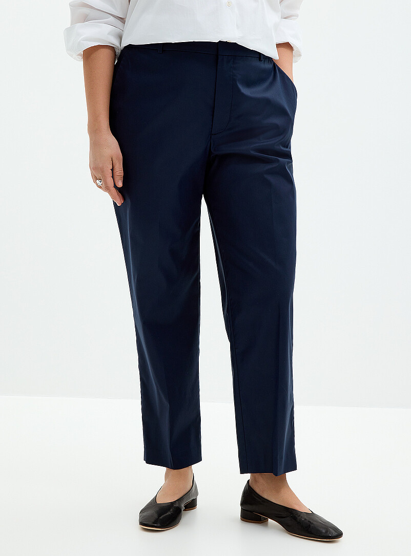 Contemporaine: Le pantalon Universel satin&eacute; extensible <b>Coupe : jambe semi-ajust&eacute;e, taille mi-haute</b> Brun pour femme