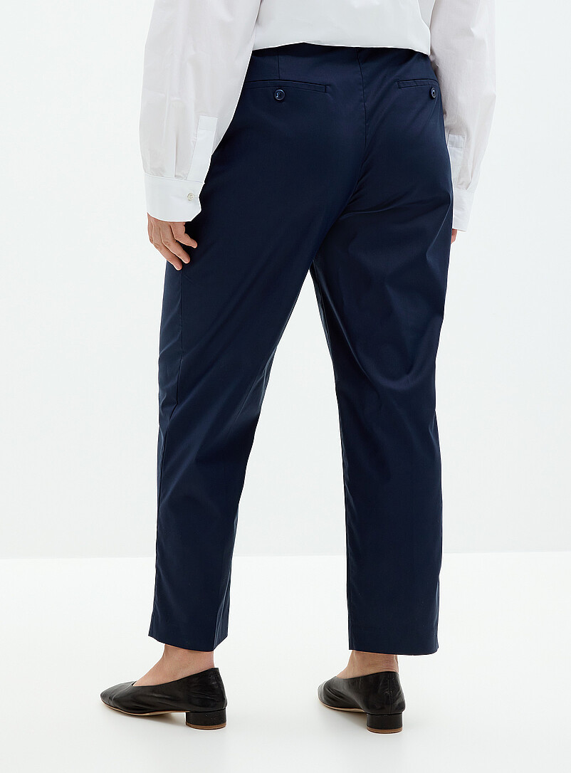 Contemporaine: Le pantalon Universel satin&eacute; extensible <b>Coupe : jambe semi-ajust&eacute;e, taille mi-haute</b> Brun pour femme