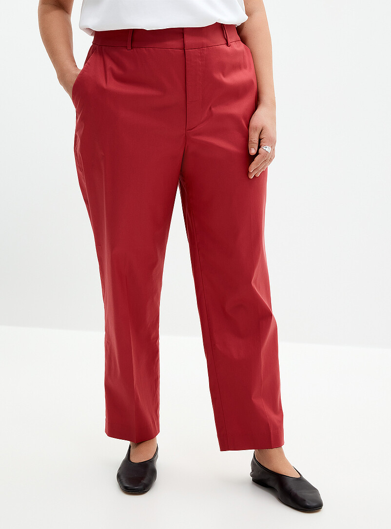 Contemporaine: Le pantalon Universel satin&eacute; extensible <b>Coupe : jambe semi-ajust&eacute;e, taille mi-haute</b> Brun pour femme