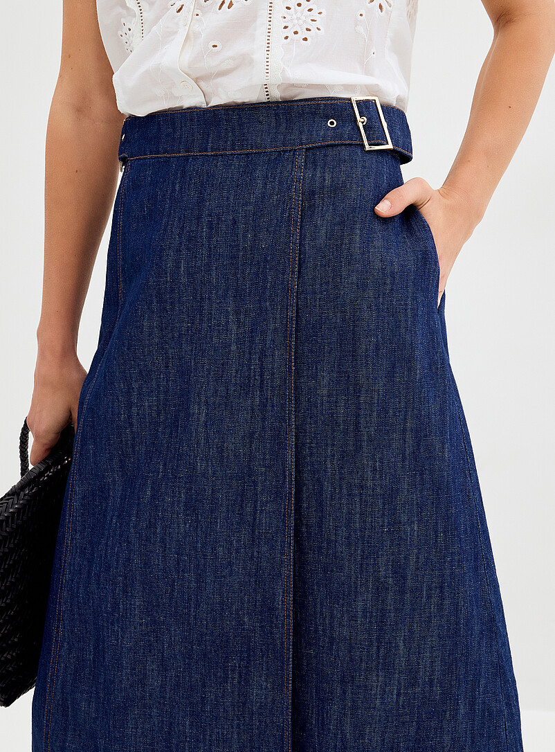 Contemporaine: La jupe midi portefeuille denim l&eacute;ger Bleu marine - Bleu nuit pour femme