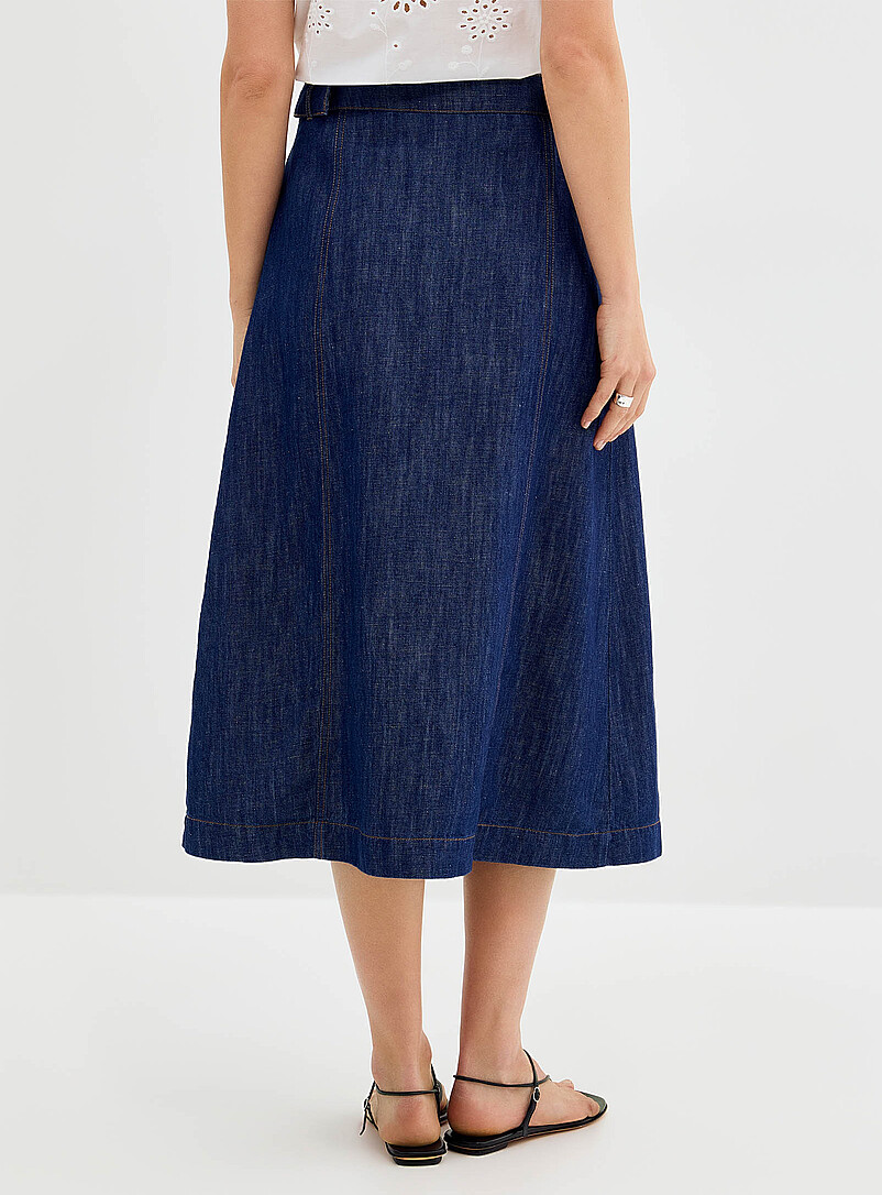 Contemporaine: La jupe midi portefeuille denim l&eacute;ger Bleu marine - Bleu nuit pour femme