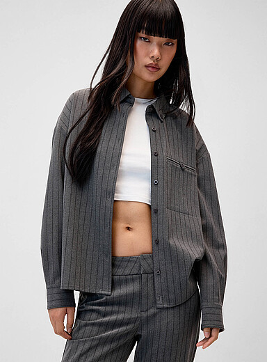 La chemise habill&eacute;e ample poche boutonn&eacute;e