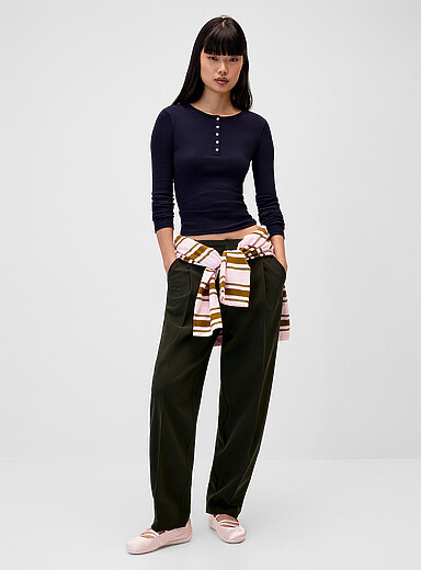 Pleated high-waist wide-leg dress pant <b>Lola fit</b>