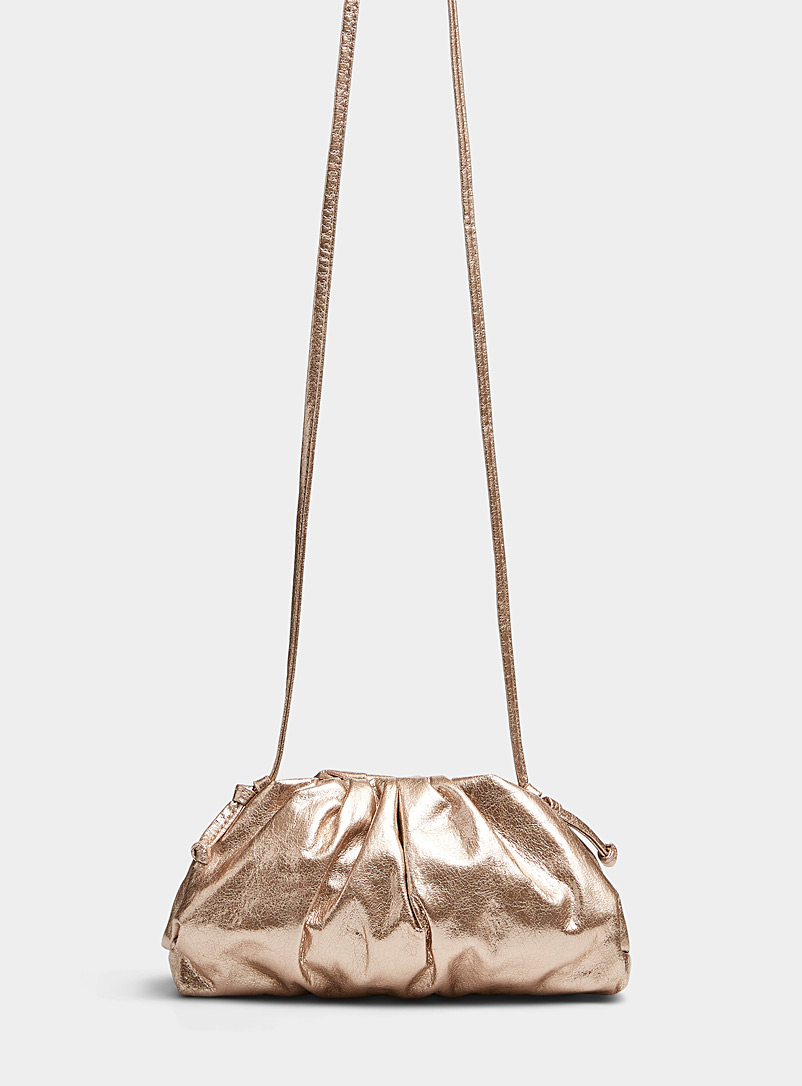 Simons: Le sac bandoulière drapé lustré Jaune or pour femme