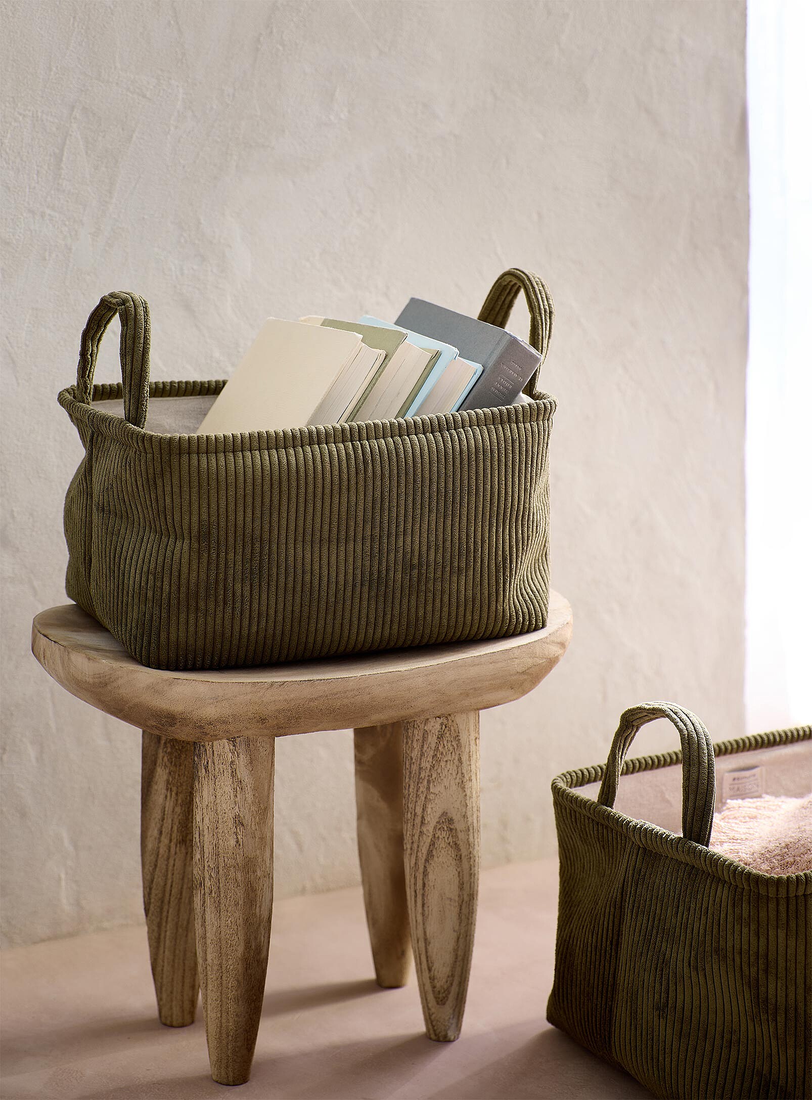 Le panier de rangement velours côtelé kaki