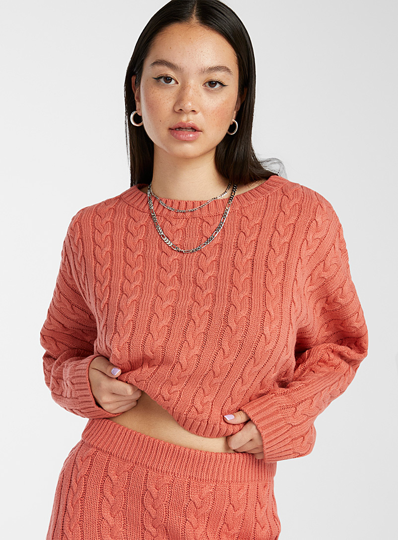 Twik: Le pull court tricot câbles Rose moyen pour femme