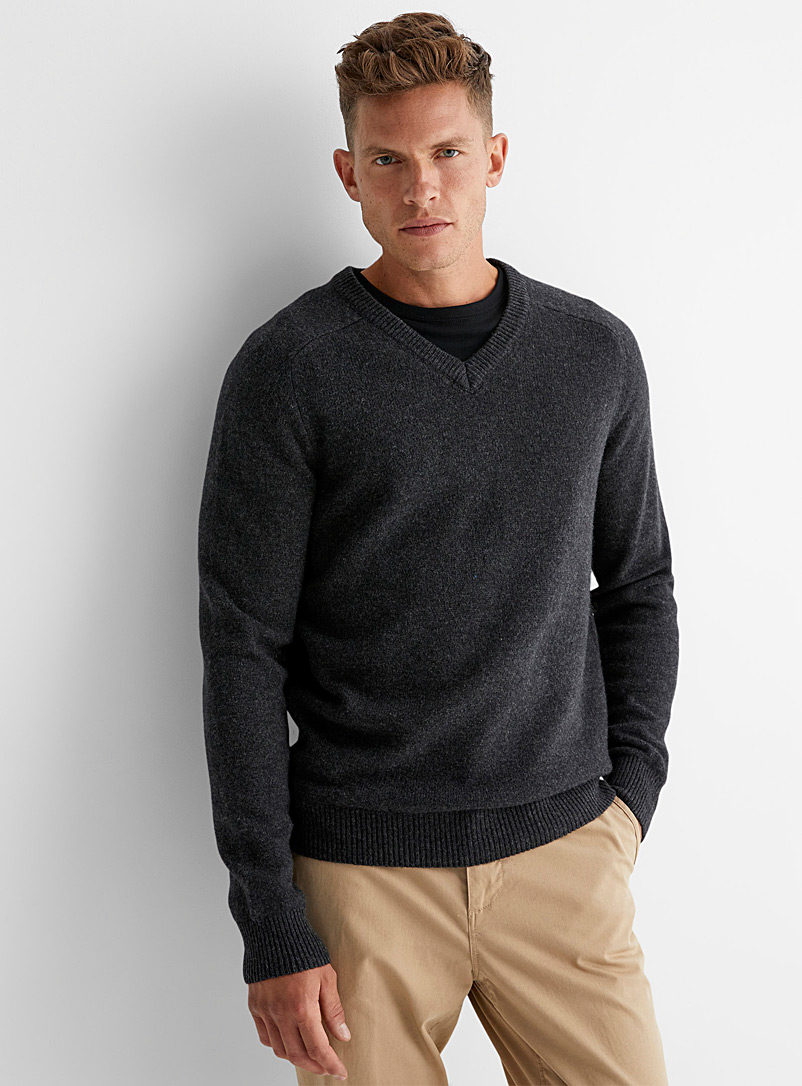 Le 31 Black V-neck lambswool sweater for men