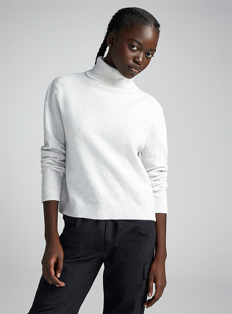 https://imagescdn.simons.ca/images/15233-215875-11-A1_2/boxy-fit-turtleneck-sweater.jpg?__=13