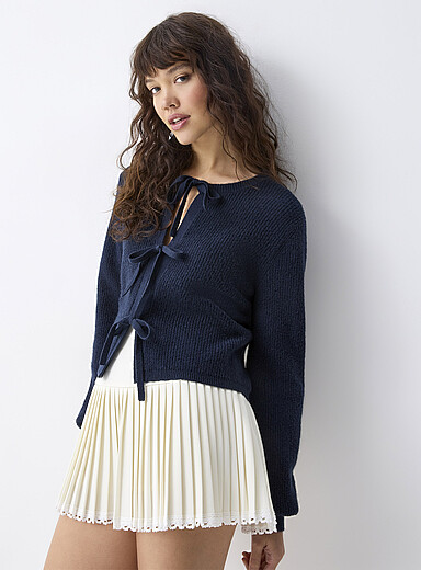 Le cardigan c&ocirc;tel&eacute; trois boucles