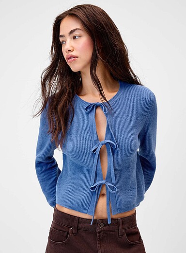 Le cardigan c&ocirc;tel&eacute; trois boucles