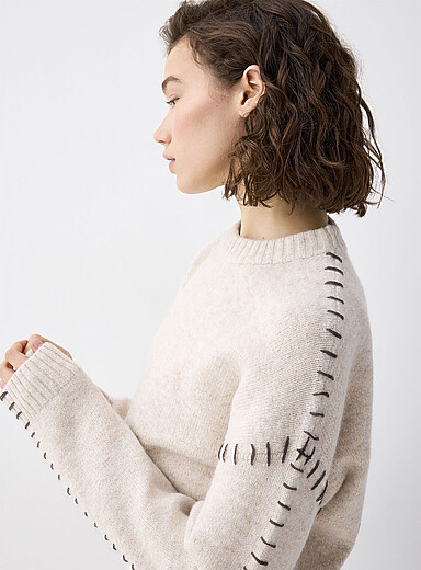 Le chandail tricot duveteux surjets