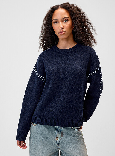 Le chandail tricot duveteux surjets