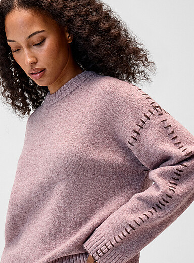 Le chandail tricot duveteux surjets