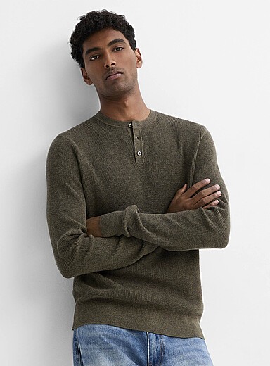 Le chandail henley tricot gaufr&eacute;