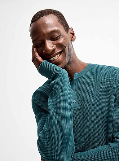 Le chandail henley tricot gaufr&eacute;