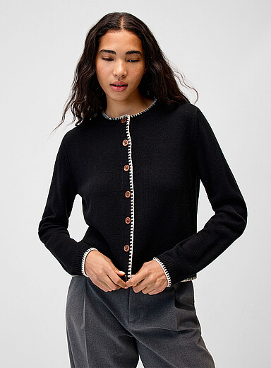 Le cardigan surjet contraste boutons effet bois