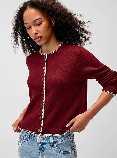 Le cardigan surjet contraste boutons effet bois