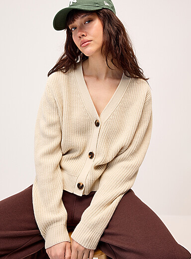 Le cardigan c&ocirc;tes perl&eacute;es gros boutons