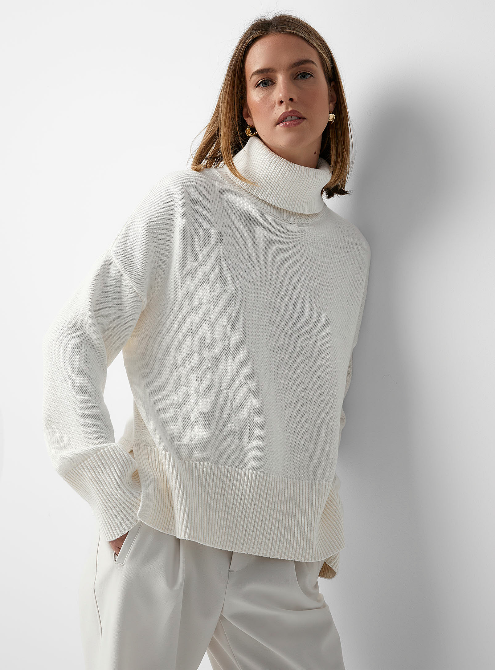 Contemporaine Ribbed Edging Loose Turtleneck Sweater In Cream Beige