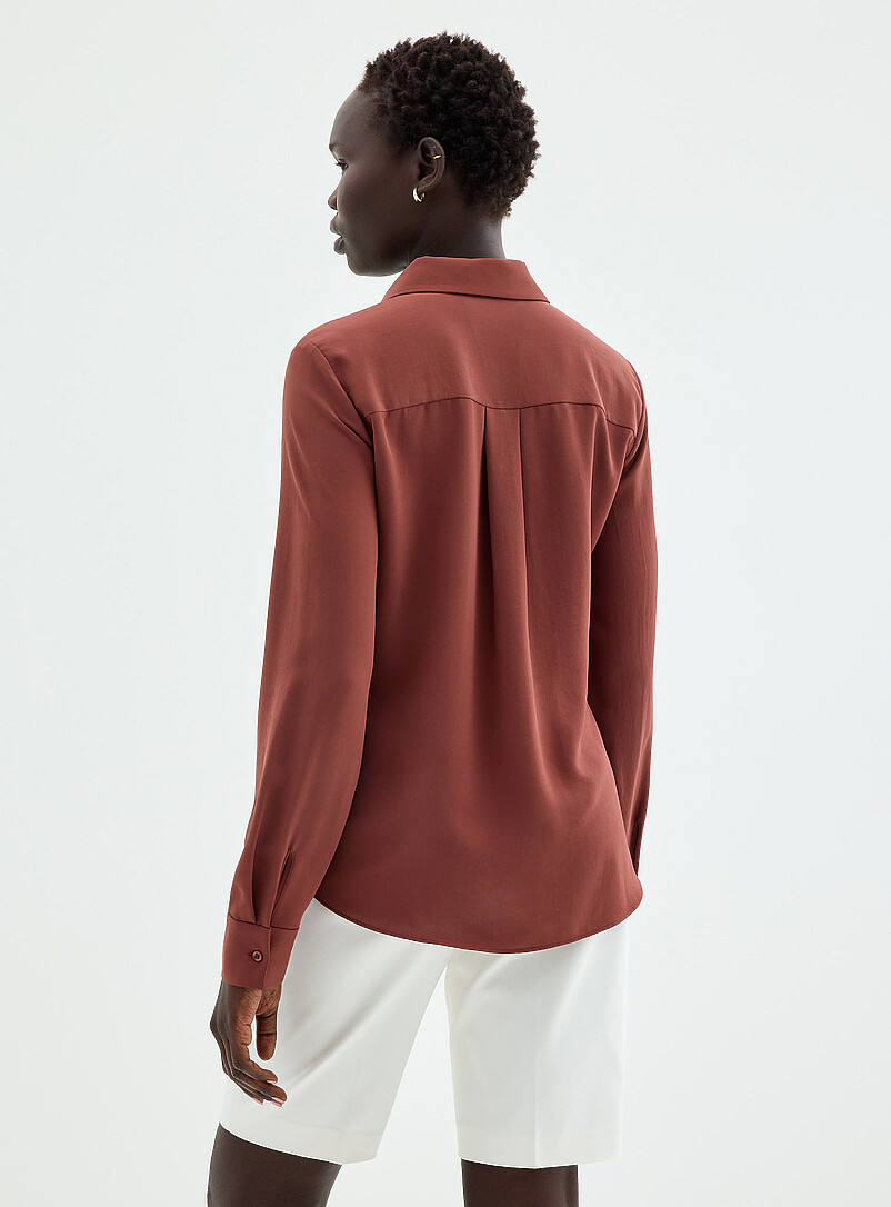 Contemporaine: La chemise soyeuse boutons dissimul&eacute;s Blanc cass&eacute; pour femme