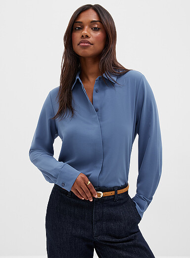 Contemporaine: La chemise soyeuse boutons dissimul&eacute;s Bleu assorti pour femme