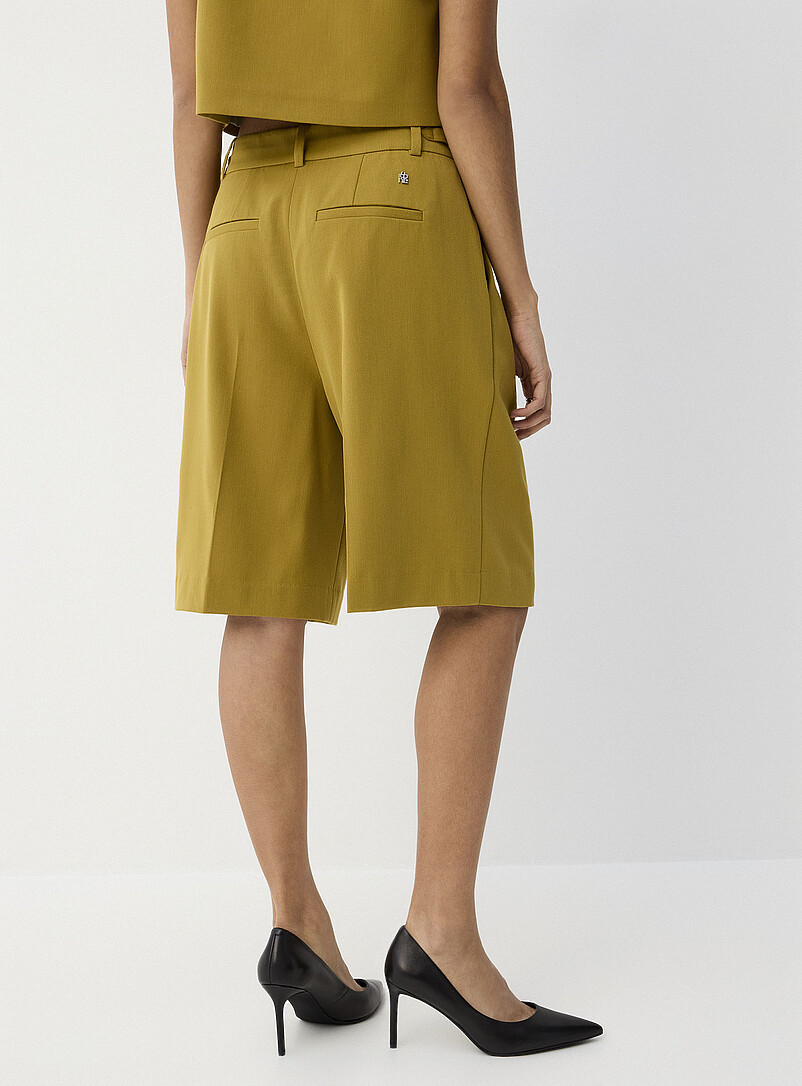 Buckle side-strap pleated Bermuda short | Icône | Shop Women's