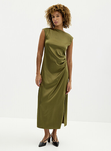 La robe satin drap&eacute; &agrave; fente lat&eacute;rale