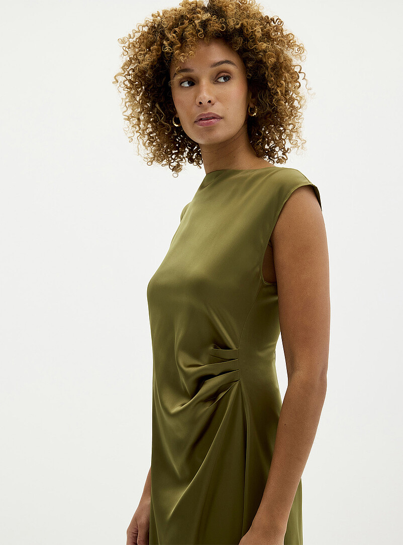 Contemporaine: La robe satin drap&eacute; &agrave; fente lat&eacute;rale Kaki - Sauge - Olive pour femme