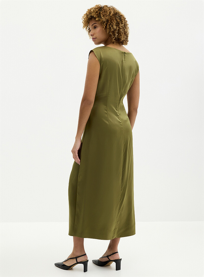 Contemporaine: La robe satin drap&eacute; &agrave; fente lat&eacute;rale Kaki - Sauge - Olive pour femme