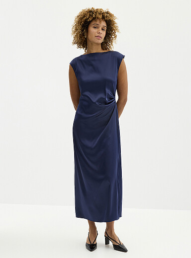 Contemporaine: La robe satin drap&eacute; &agrave; fente lat&eacute;rale Bleu fonc&eacute; - Indigo pour femme